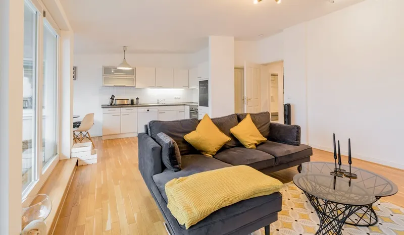 Voll Möblierte 3-Zimmer-Dachgeschosswohnung in Berlin-Friedrichshain mit direktem Spreeblick — photo 1